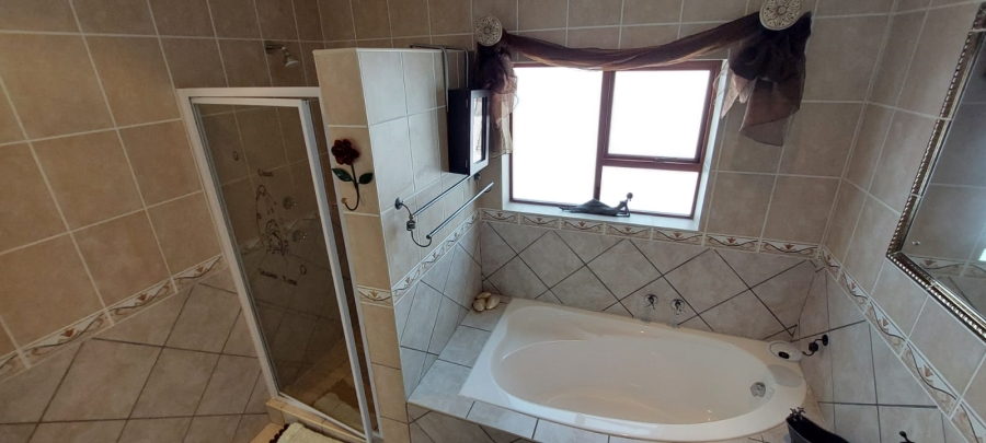 5 Bedroom Property for Sale in Wavecrest Eastern Cape